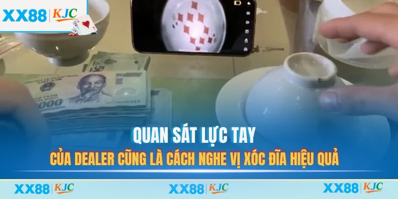 Quan sát lực tay của dealer cũng là cách nghe vị xóc đĩa hiệu quả